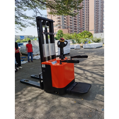 全电动仓库用堆高车